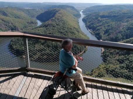 Ein Mann mit Rollator an einem Aussichtspunkt über der Mosel.