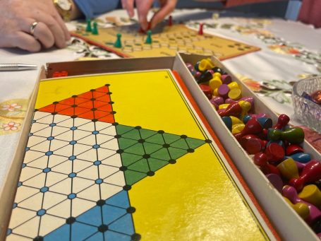 Gemeinsame Beschäftigung mit einem Brettspiel.